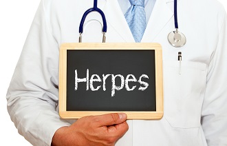medico mostrando la palabra herpes 